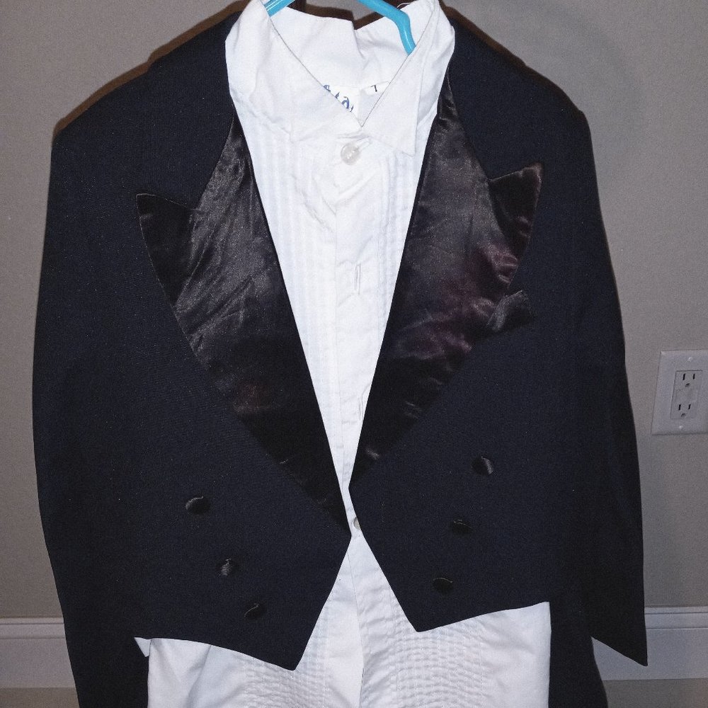 Boys size 7 classic tail coat tuxedo and dress shirt